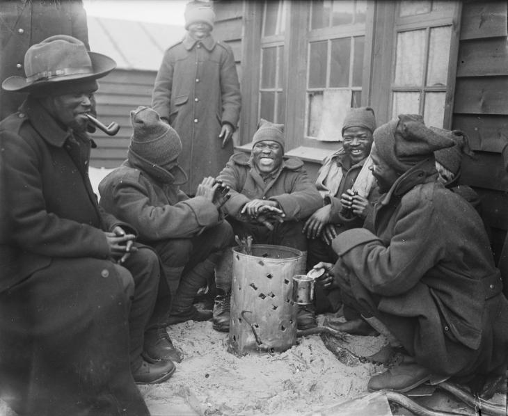Troops of the South African Native Labour Corps around a brazier at their camp in Dannes, March 1917 © IWM (Q 4875).