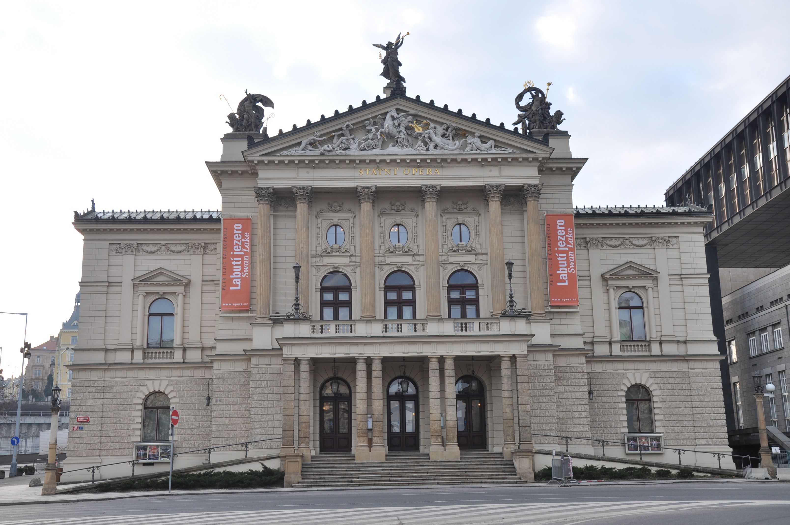 2022布拉格国家剧院玩乐攻略,整个建筑其实庞大非常的雄伟...【去哪儿攻略】