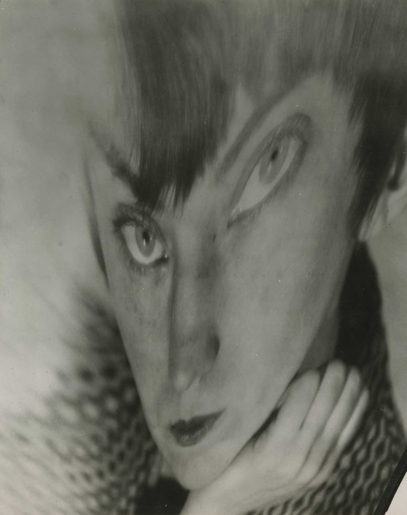 Berenice Abbott, Self Portrait - Distortion, ca. 1930. 16,8 x 13,7 cm. Printed 1945-1950 Courtesy Howard Greenberg Gallery