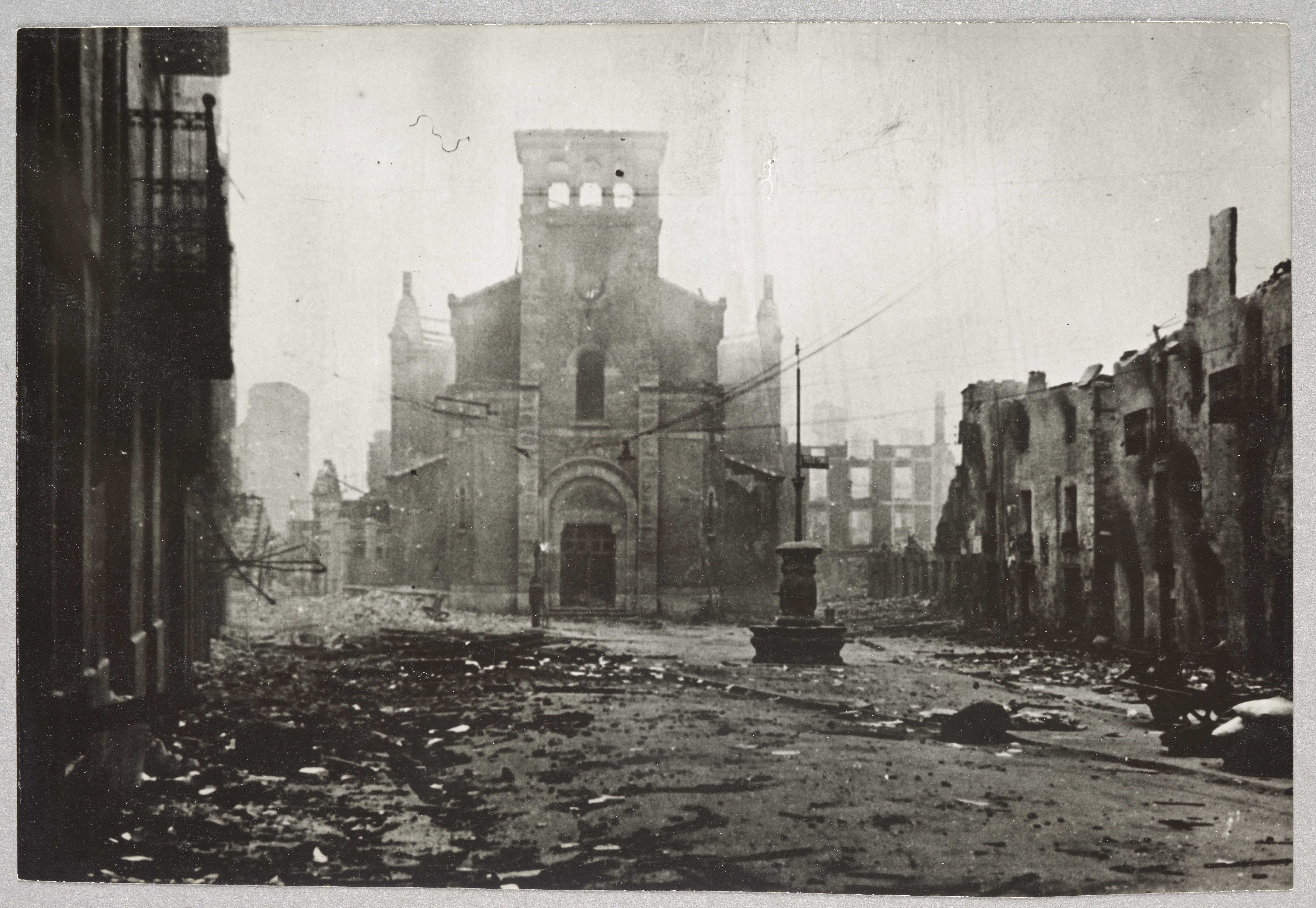 Anonyme, La ville de Guernica en ruines après le bombardement du 26 avril 1937, Paris