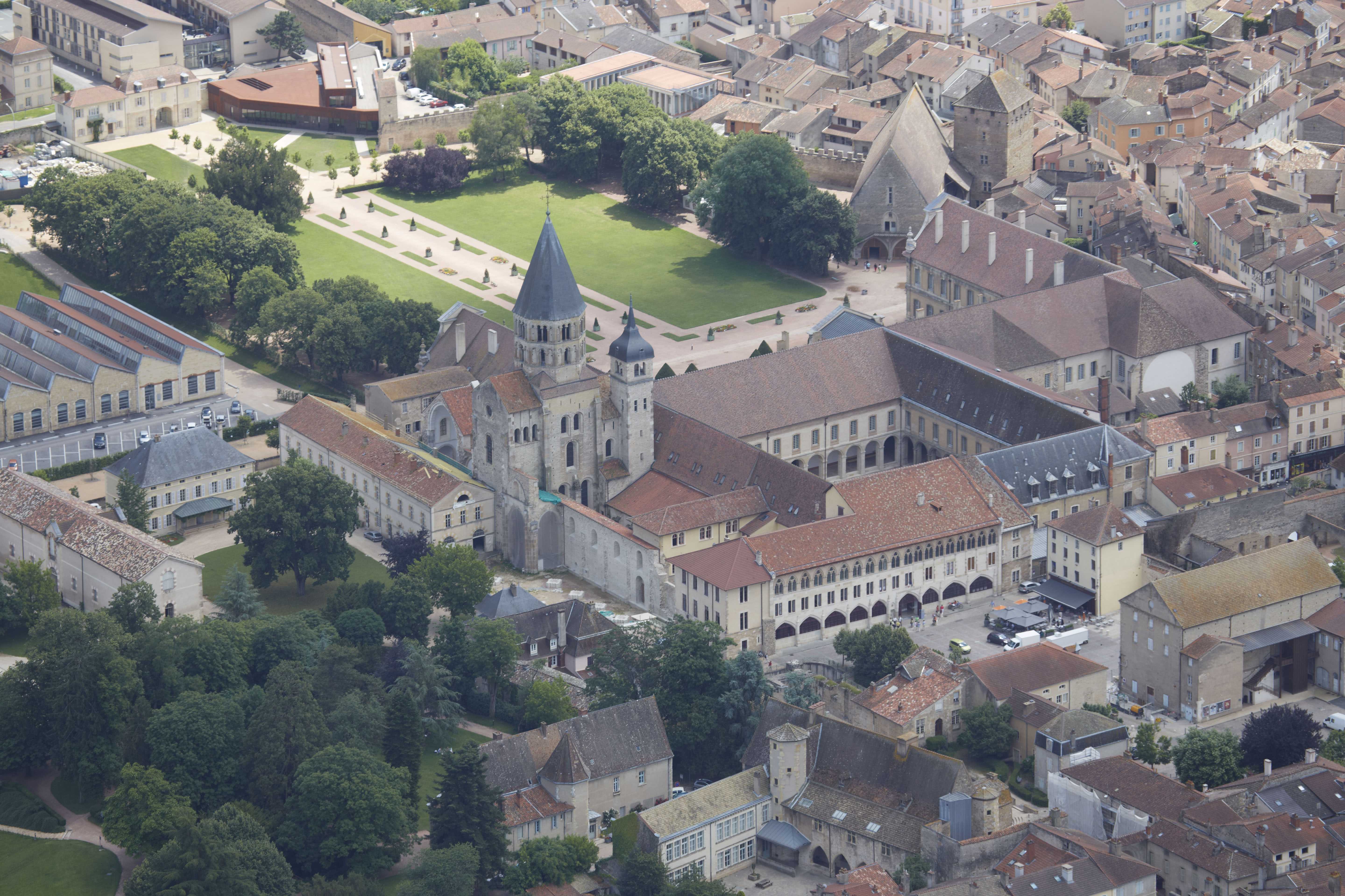 Abbaye de Cluny, vue aérienne prise du nord-ouest @ 4vents - CMN