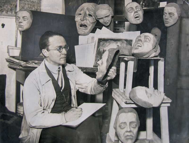 Emil Pirchan mit Masken im Atelier, Berlin, 1920 © © Sammlung Steffan/Pabst, Foto: Sammlung Steffan/Pabst