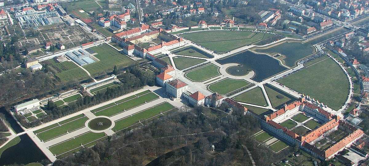 https://commons.wikimedia.org/wiki/File:Luftbild_aerial_photograph_Park_und_Schloss_Nymphenburg_M%C3%BCnchen_Bayern_Bavaria_Germany_-_Foto_Wolfgang_Pehlemann_HSBD1057.jpg