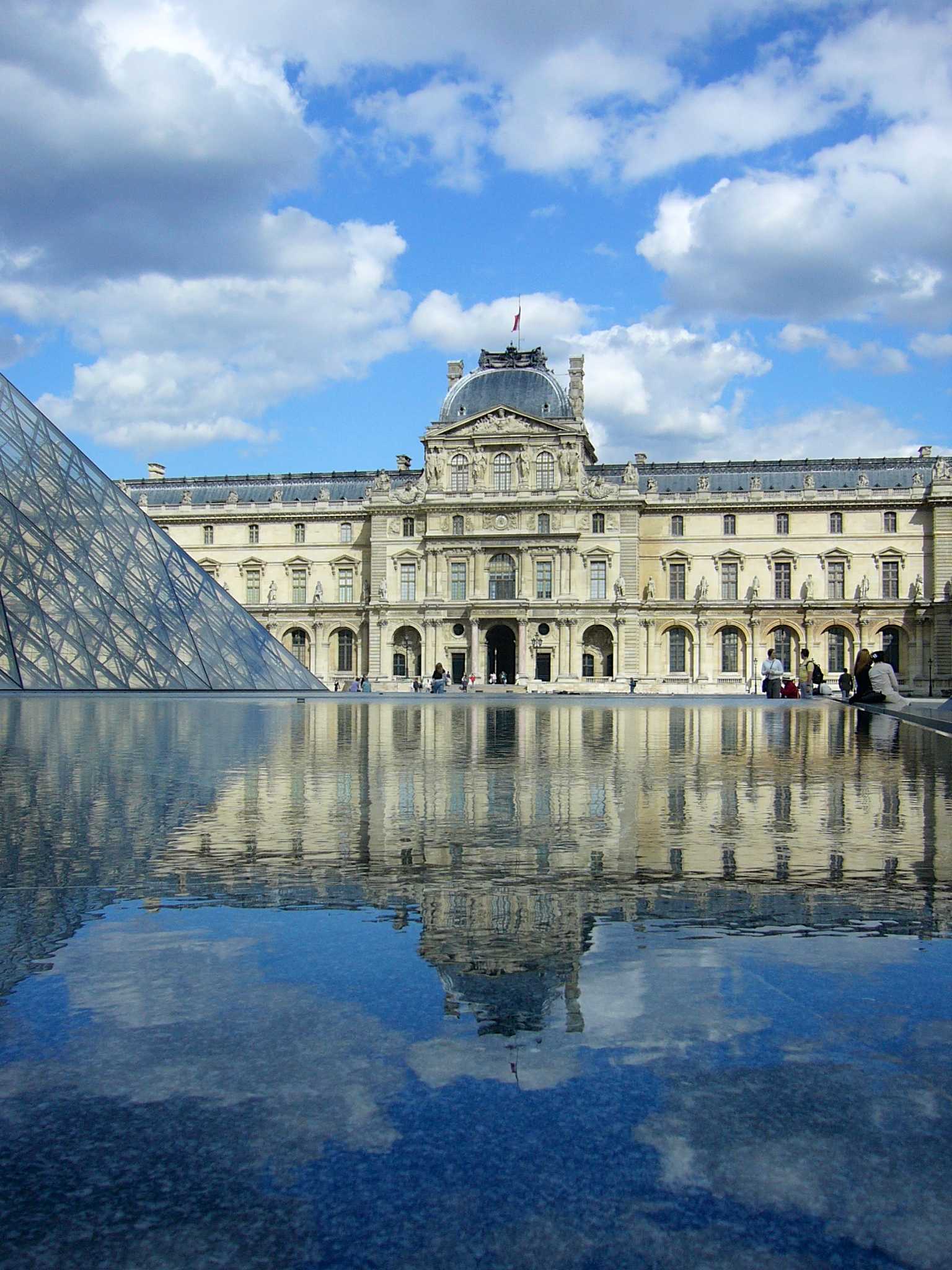 Где находится знаменитый музей. Музеи. Лувр. Париж. Лувр Париж Франция. Дворец Лувра Париж. Лувр Питер.
