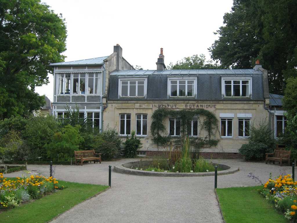 https://fr.wikipedia.org/wiki/Jardin_des_plantes_de_Caen#/media/Fichier:Caen_jardindesplantes_institutbotanique.jpg
