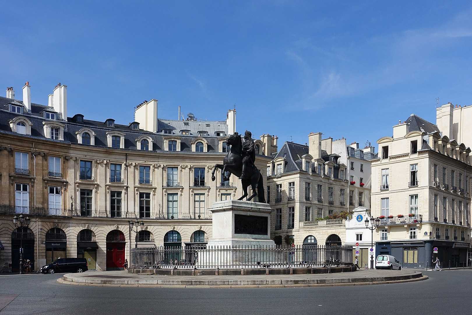 By Guilhem Vellut from Paris, France - Place de la Victoire @ Paris, CC BY 2.0, https://commons.wikimedia.org/w/index.php?curid=50749600