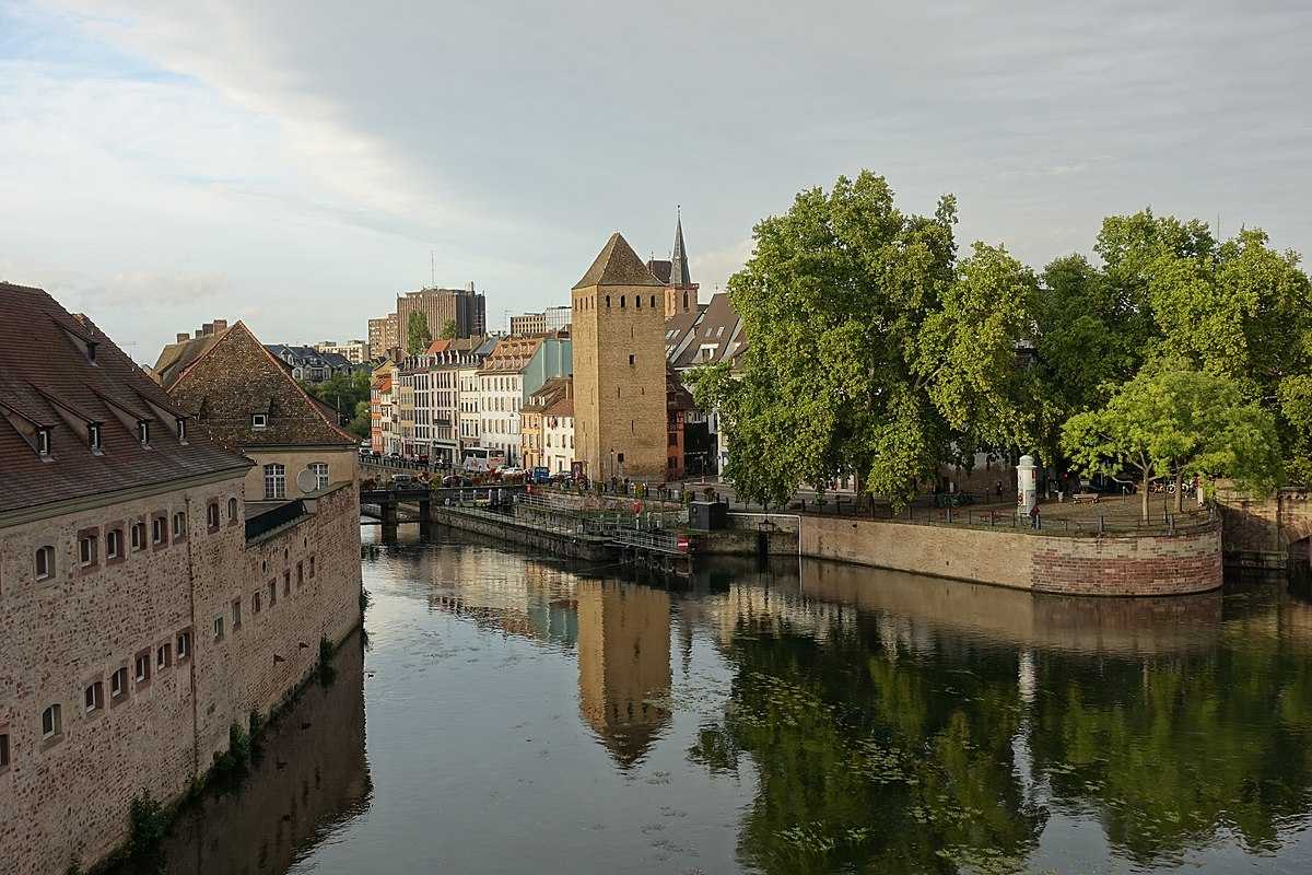 https://commons.wikimedia.org/wiki/File:Roof_@_Barrage_Vauban_@_Strasbourg_(45519722691).jpg#/media/File:Roof_@_Barrage_Vauban_@_Strasbourg_(45519722691).jpg