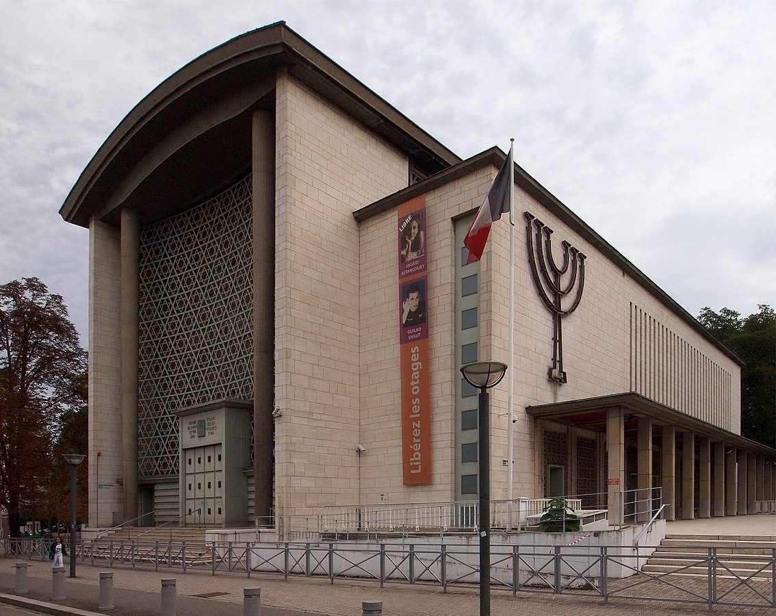 https://commons.wikimedia.org/wiki/File:Strasbourg_Synagogue-de-la-Paix.jpg#/media/File:Strasbourg_Synagogue-de-la-Paix.jpg