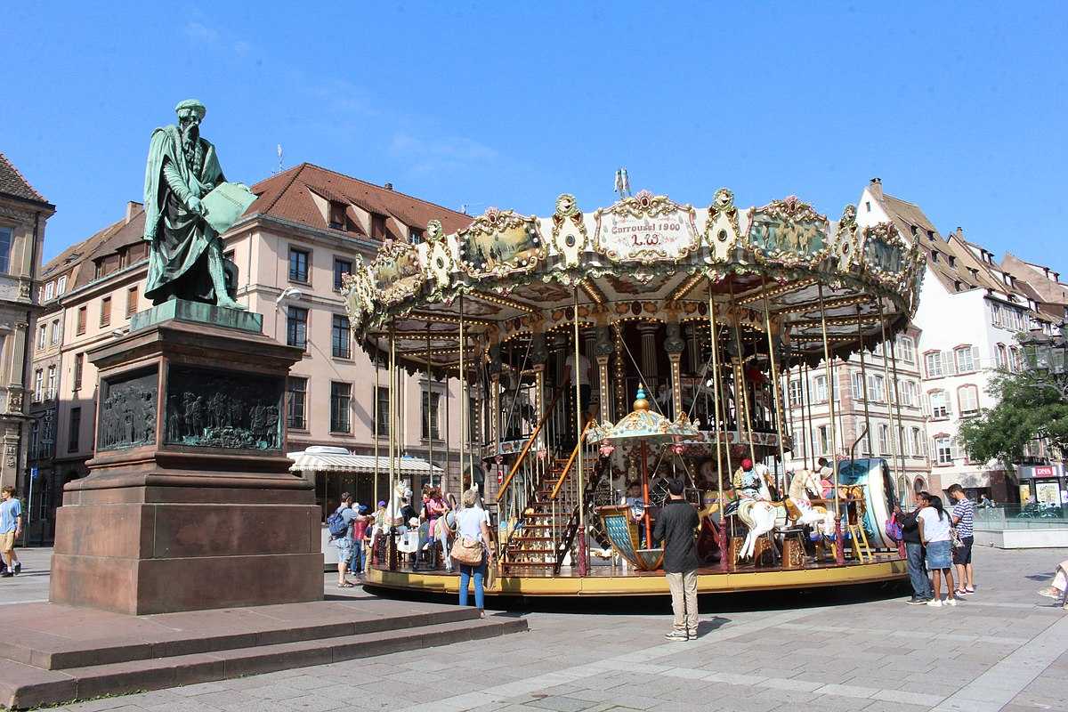 https://commons.wikimedia.org/wiki/File:Carrousel_Place_Gutenberg_Strasbourg_4.jpg#/media/File:Carrousel_Place_Gutenberg_Strasbourg_4.jpg
