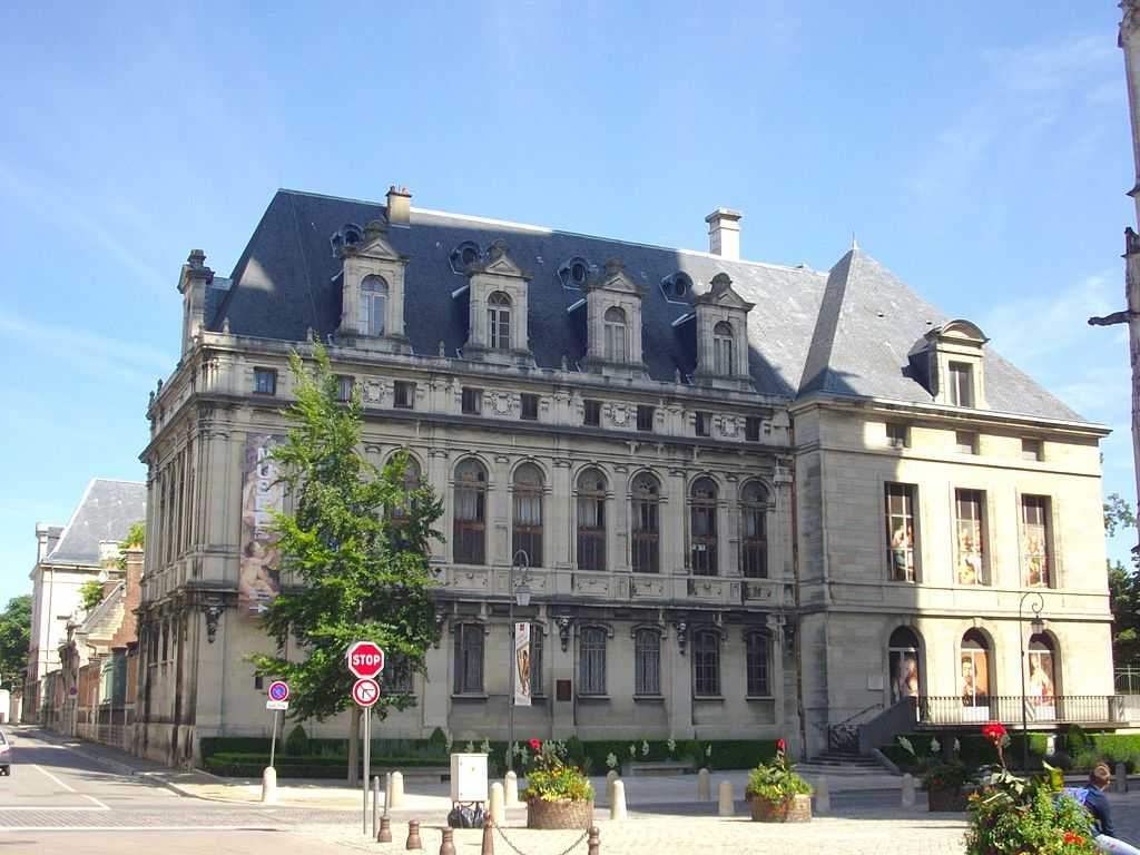 =https://commons.wikimedia.org/wiki/File:Troyes_-_mus%C3%A9e_Saint-Loup_(07).jpg#/media/File:Troyes_-_musée_Saint-Loup_(07).jpg