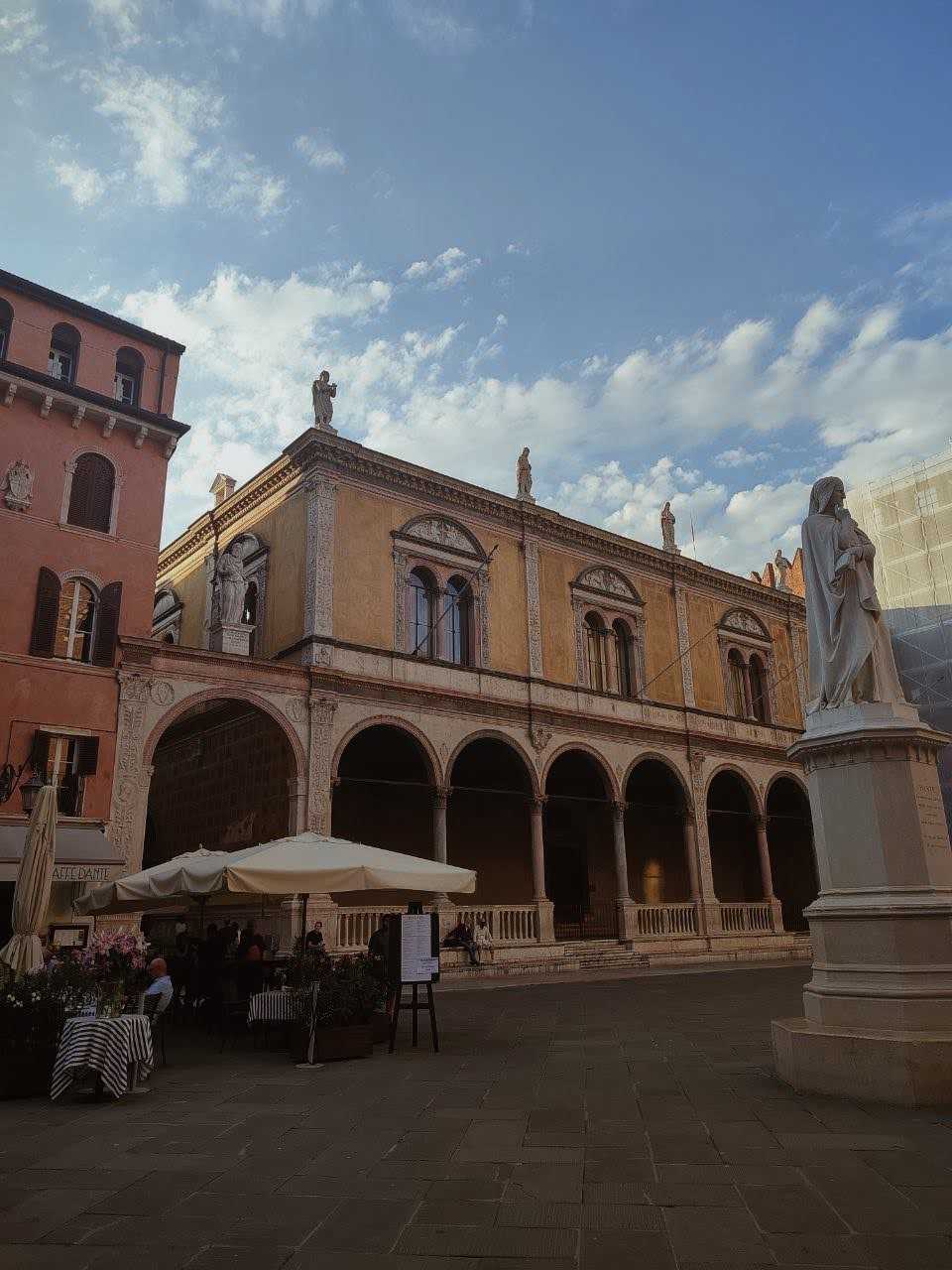 Dante Square, Verona