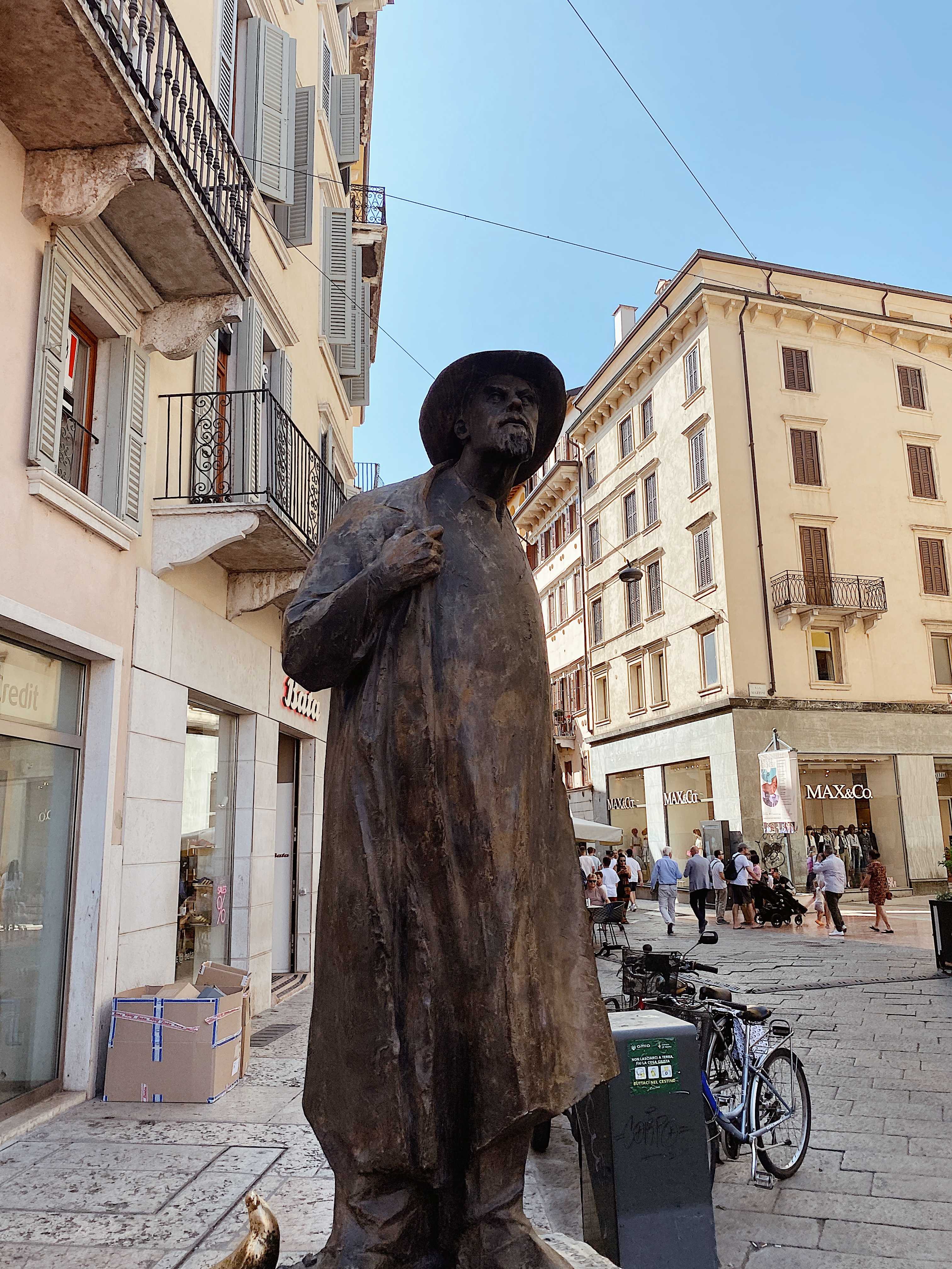 Statue of Berto Barbarani