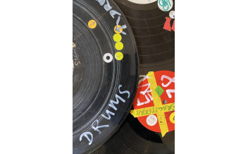Christian Marclay, « Disques vinyles avec annotations, utilisés lors de performances », 1979–1986. Dimensions variables. Collection de l’artiste
