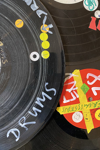 Christian Marclay, « Disques vinyles avec annotations, utilisés lors de performances », 1979–1986. Dimensions variables. Collection de l’artiste